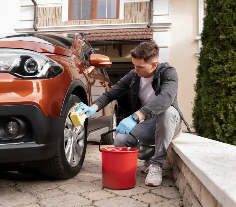 Lavage auto à domicile Chaufour-Notre-Dame : professionnel intervenant sur un véhicule